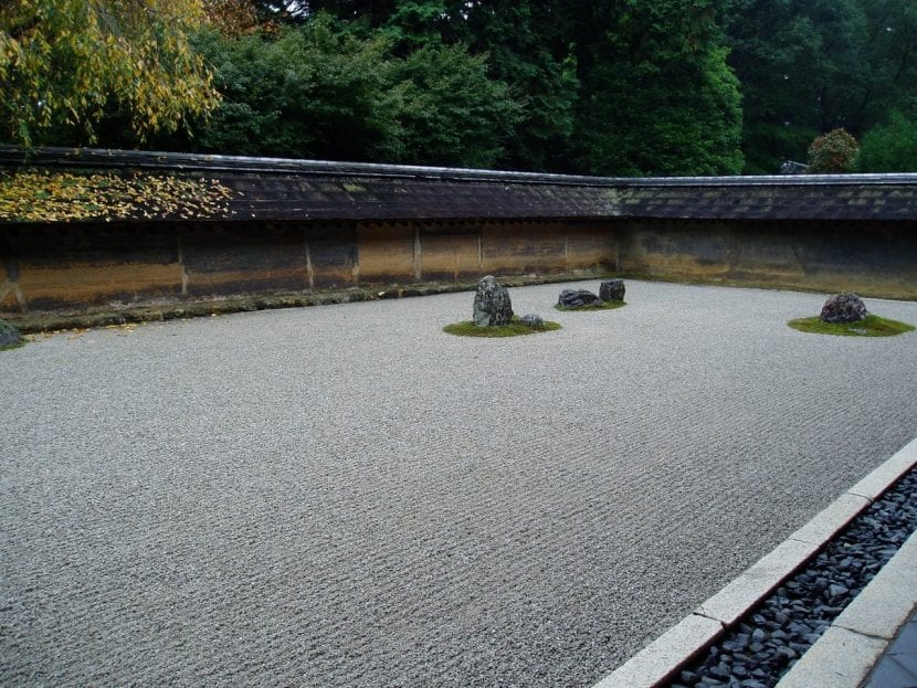 Jardín zen con grava