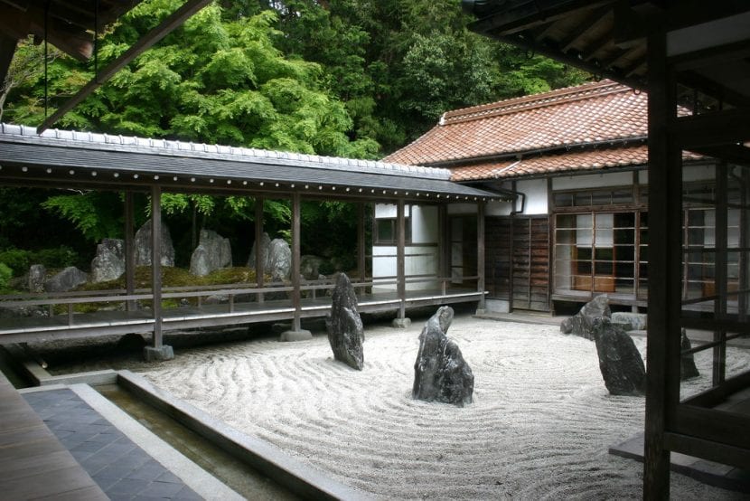 Jardín zen con gravilla