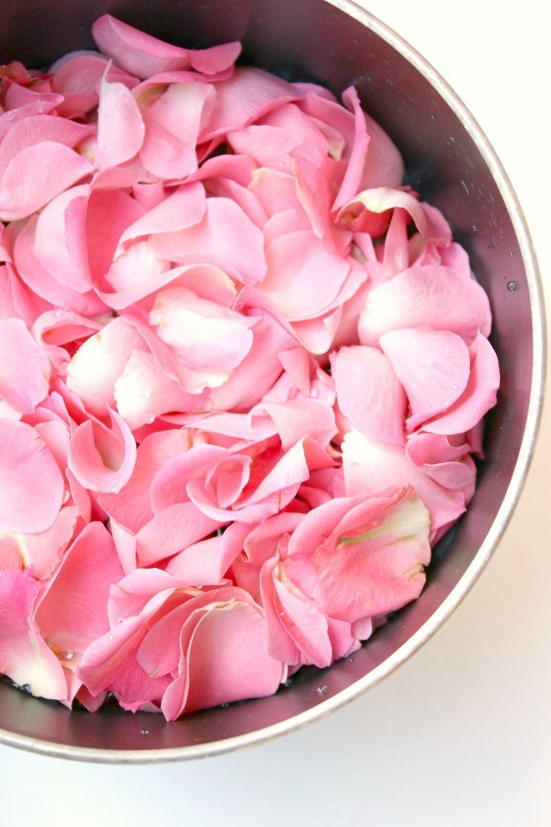 agua de rosas en la cacerola