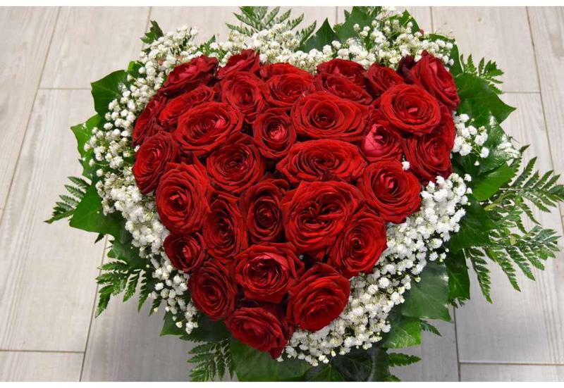 fotos de rosas rojas, ramo de rosas con forma de corazón