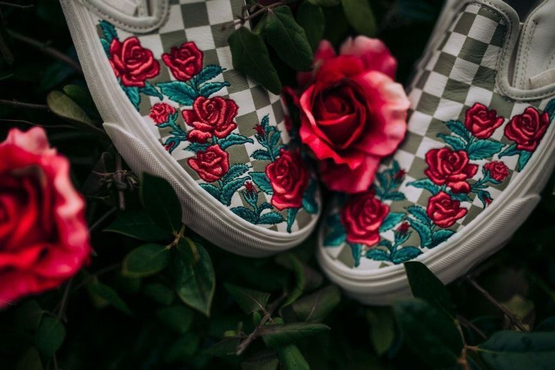 fotos de rosas rojas, zapatillas vans con rosas rojas