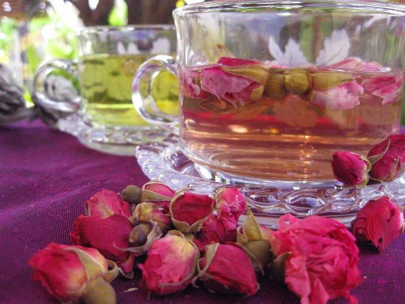 té con pétalos de rosa