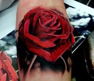 tatuajes de rosas rojas antebrazo