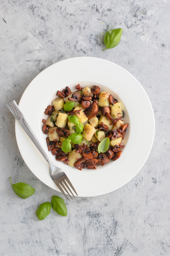 Gnocchi vegetarianos de albahaca dulce con ragú de champiñones