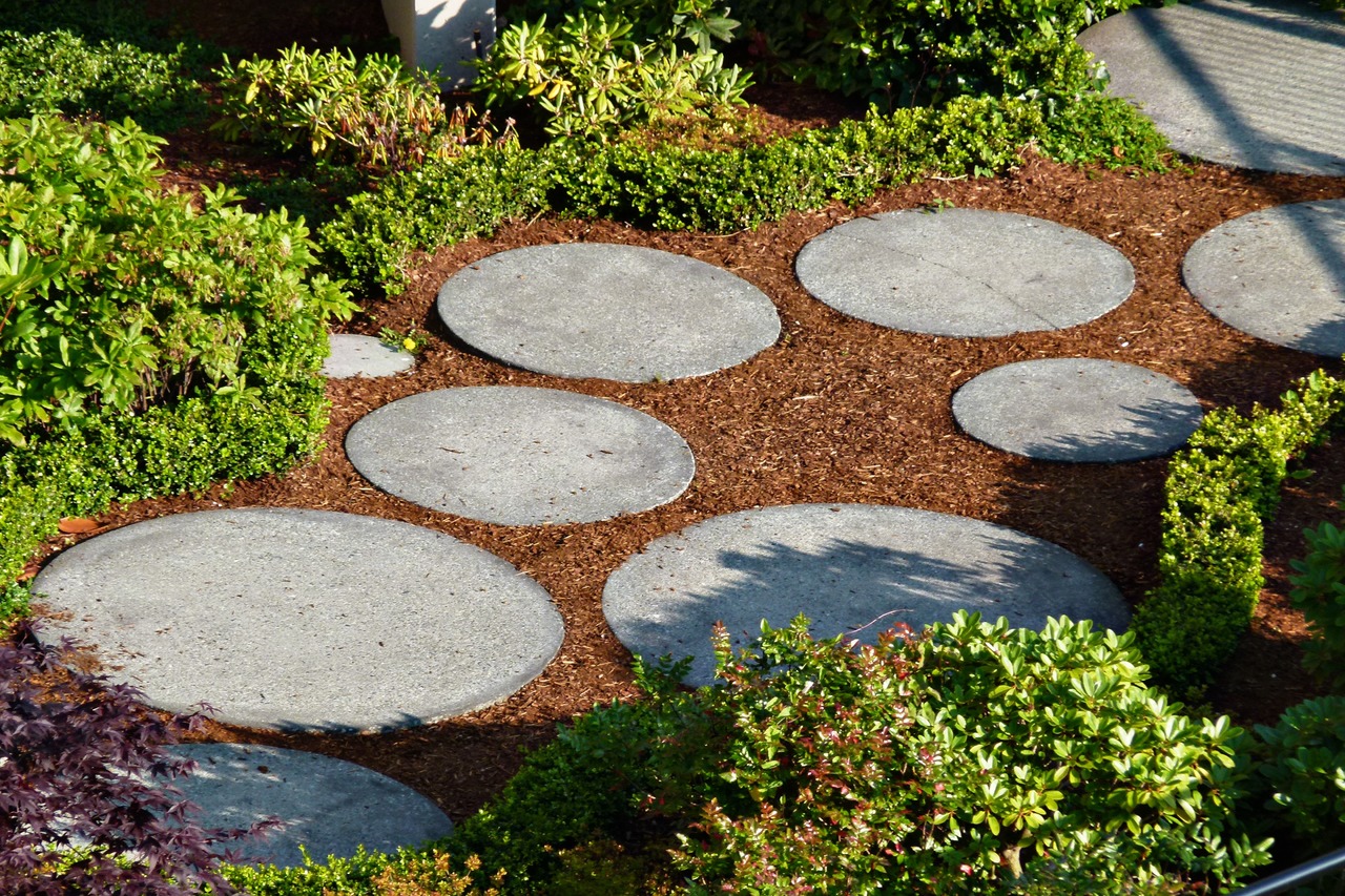 Camino con piedras, idea magnífica para jardines en terrazas