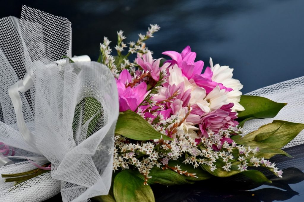 Coloca flores artificiales en tu fiesta de boda