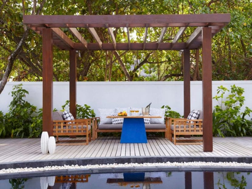 Pérgola y muebles