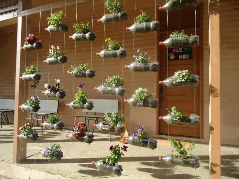 Jardín vertical con botellas de plástico