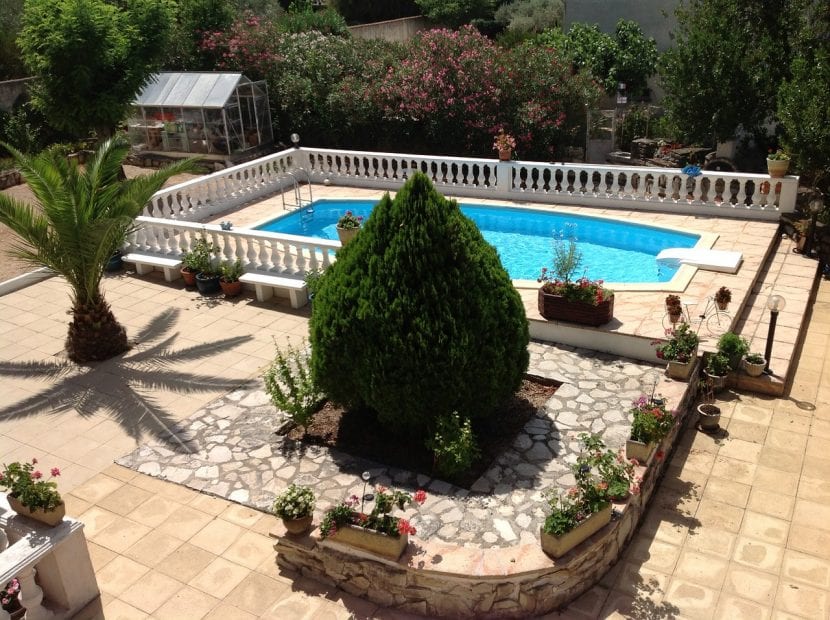 Patio trasero con piscina