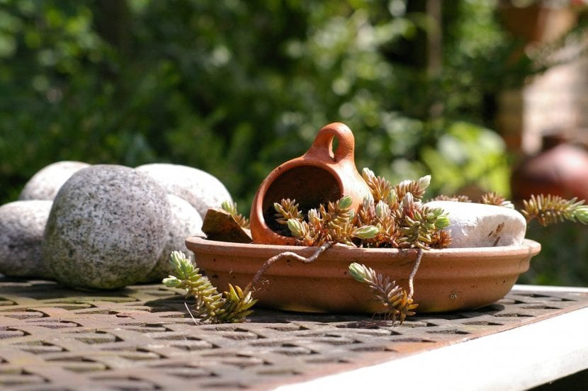 Mesa decorada con piedras