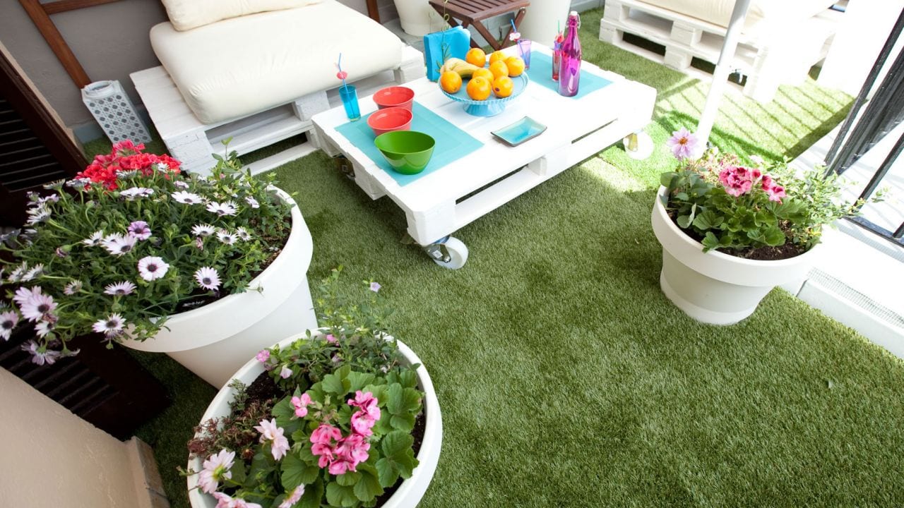 las composiciones florales dan color a la terraza