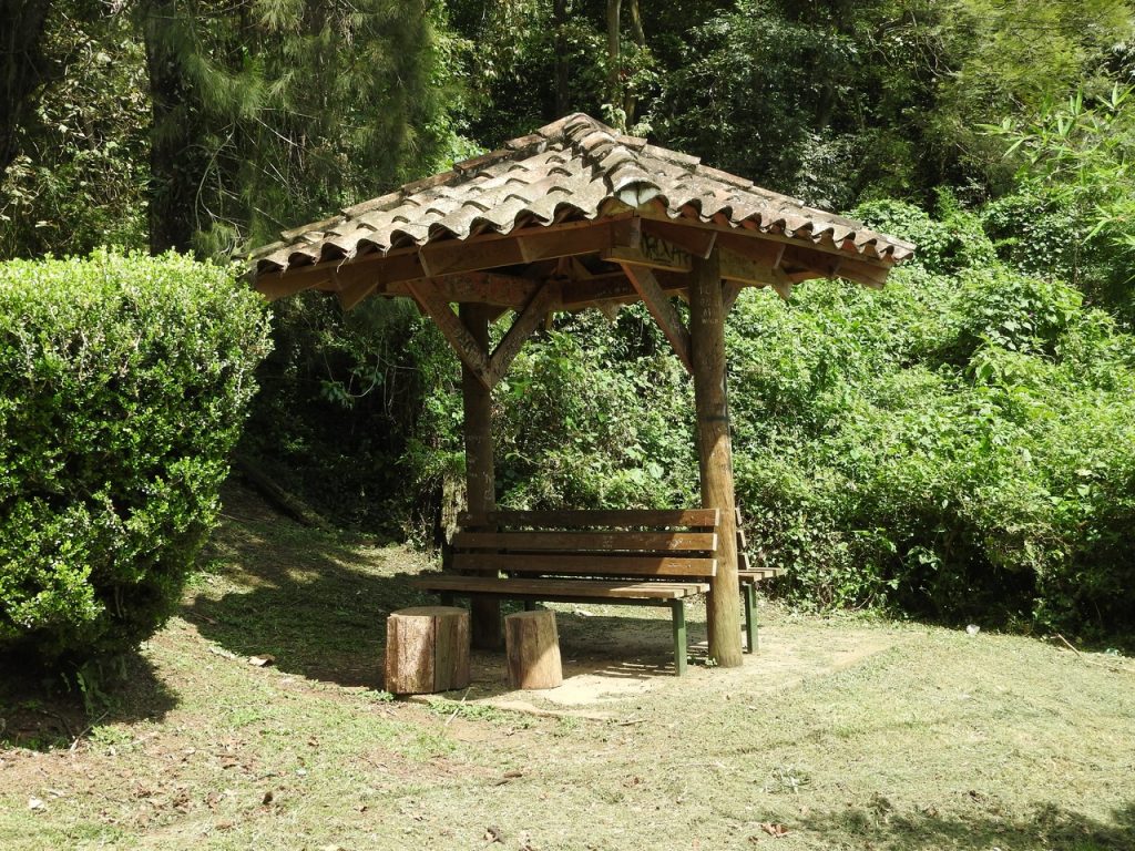Pon muebles de madera en tu jardín rústico