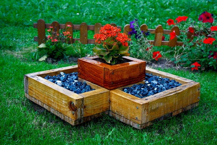 Madera de pino en el jardín: tratamientos, usos e ideas