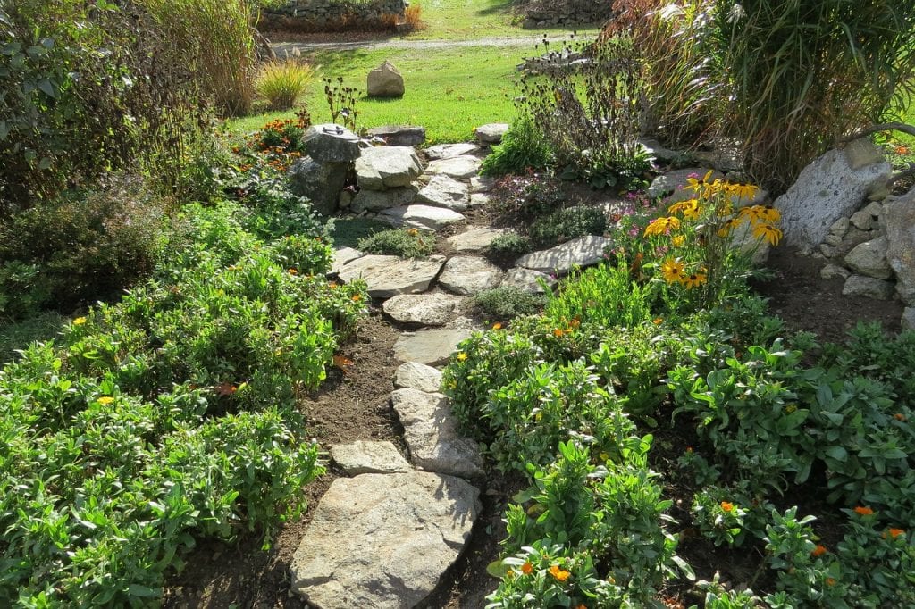 Jardín decorado con piedras