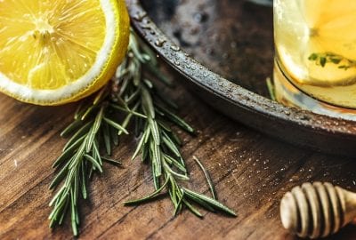 Ramitas de tomillo limón preparadas para cocinar