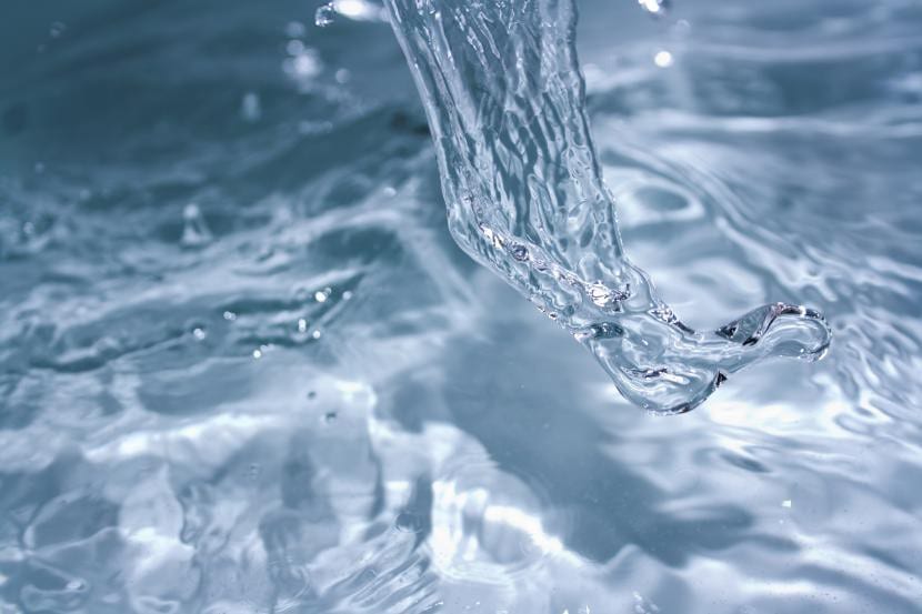 Agua líquida para regar las plantas