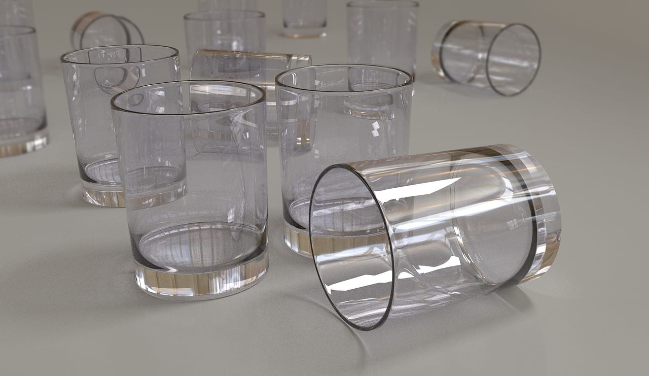 Vasos de cristal con restos de verduras puestos a enraizar en agua