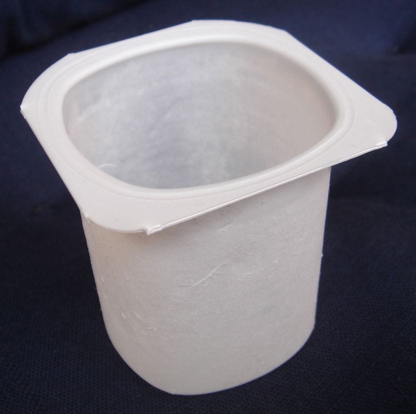 Envase de yogur, listo para ser utilizado como semillero