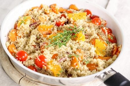 Panojas de quinoa maduras en campo