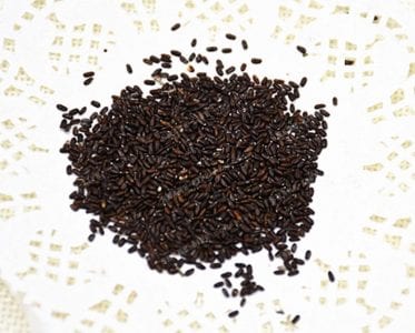 Semillas de lavanda sobre una superficie clara