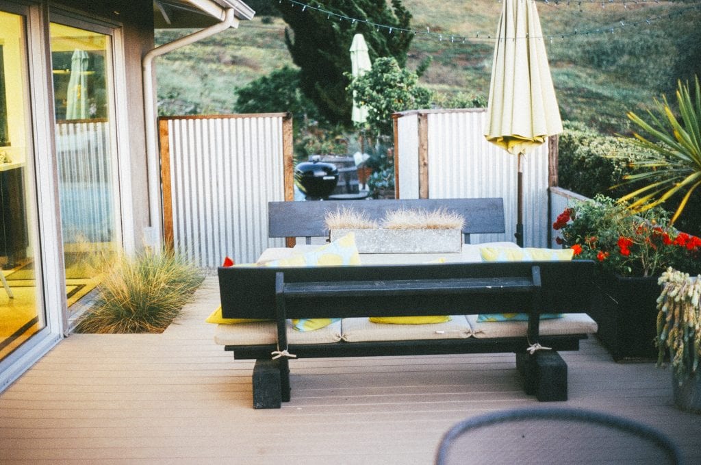 Decorar una terraza grande con plantas: cuestión de escala