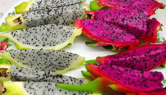Pitaya abierta con pulpa blanca y pulpa roja