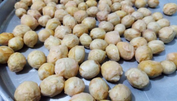 Semillas de mamoncillo con restos de pulpa