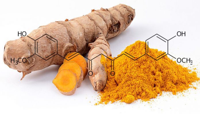 Rizoma y polvo de cúrcuma con la fórmula química de la curcumina superpuesta