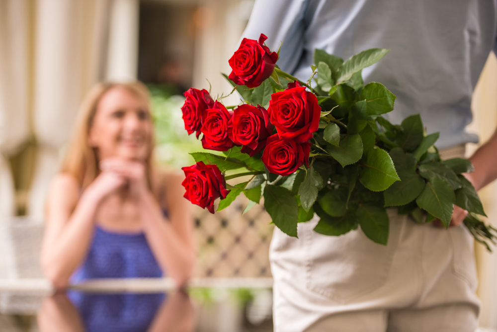 significado de que tu pareja te regale rosas rojas